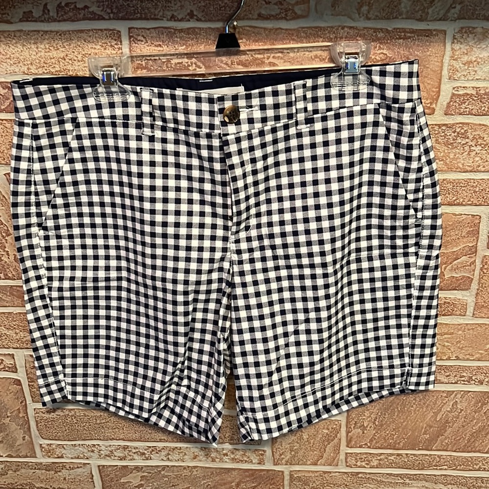 Old Navy white and navy checked women’s shorts. Size 12. New without tags.